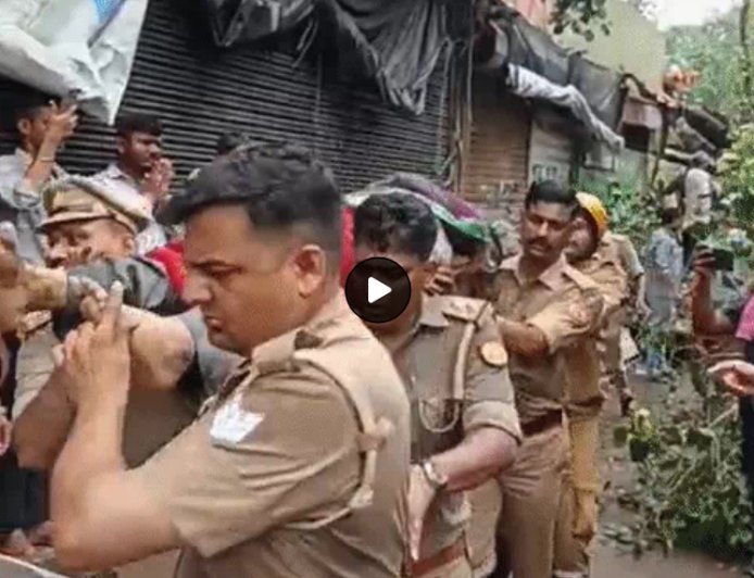 लखनऊ में 150 साल पुराने पेड़ गिरने से 1 की मौत, 4 लोग दबे, घर व गुमटियां ढहे